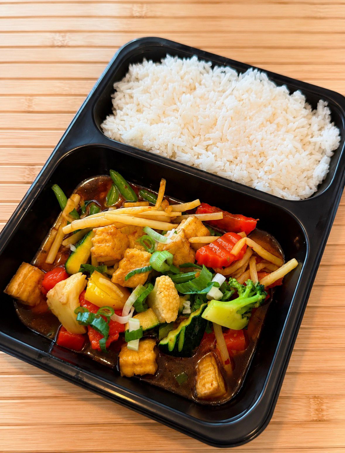 อาหาร Take-away ของ BYTHAI พร้อมข้าว